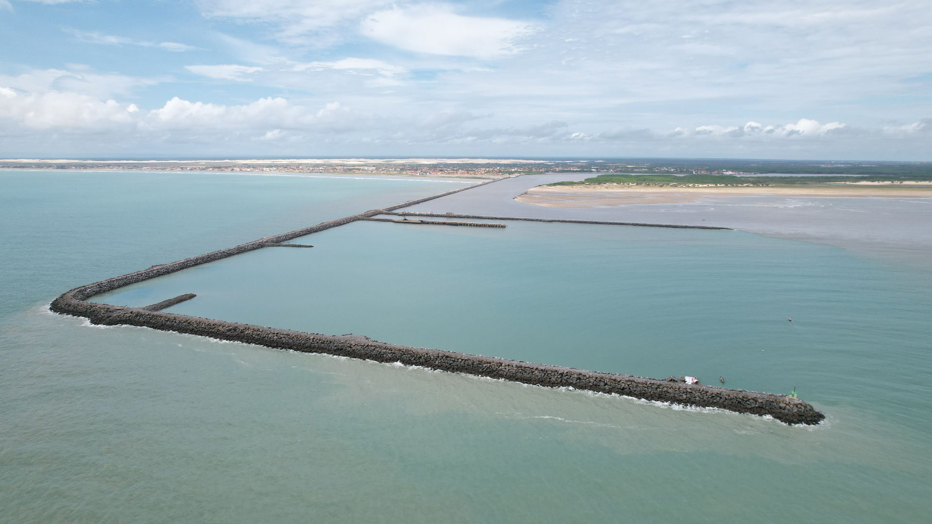 Aerial view of Porto Piauí breakwater at Luís Correia